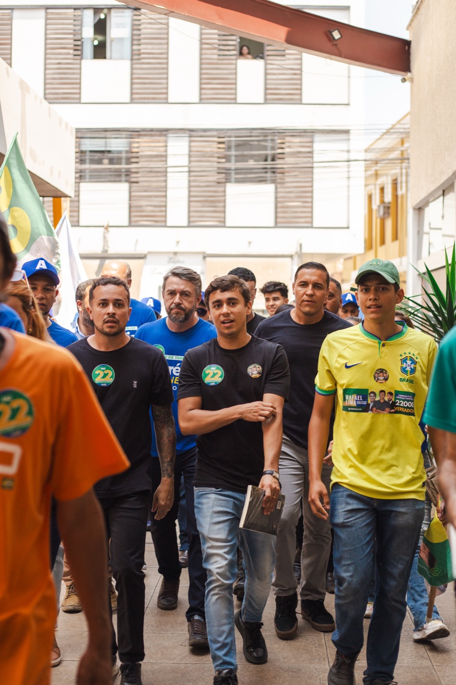 Rafael Lima caminhando com apoiadores durante a campanha eleitoral de 2022 em São João del-Rei