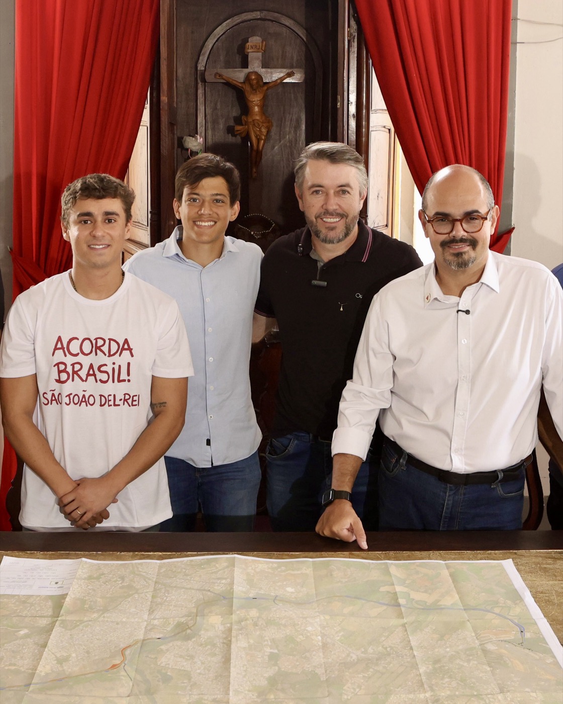 Rafael Lima em reunião sobre o Anel Viário de São João del-Rei, junto a autoridades analisando um mapa da obra